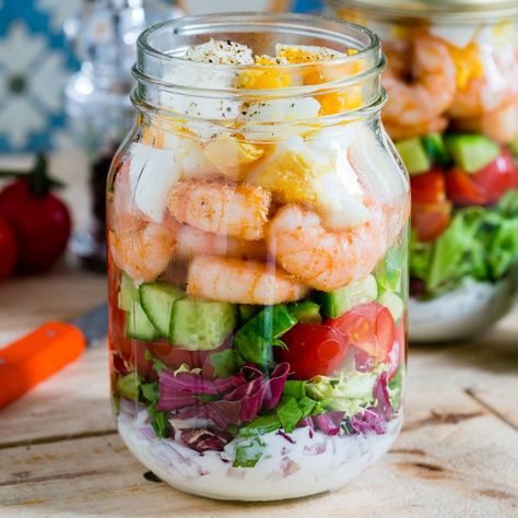 Prep several of these Jar Salads, and eat well this week! :) Makes 1 serving Ingredients: large mason jar 2 Tbsp chopped avocado 8 grape tomatoes 1 Tbsp red onion, chopped 2 Tbsp chopped cucumber 1 cup of romaine lettuce and baby spinach mix 1-2... Mason Jar Meal Prep, Mason Jar Lunch, Salad Jar Recipe, Jar Salads, Jar Salad, Mason Jar Salad Recipes, Salad Meal Prep, Pear Salad, Mason Jar Salad