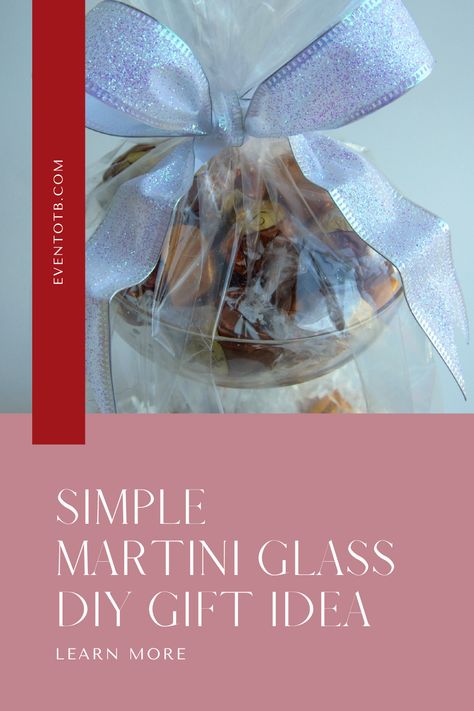 Martini glasses don't just have to hold martinis! I stuffed this martini glass with candy and wrapped it up tight with a bow. Now the gift recipient can use the martini glass and gets to have some chocolate sweets@ It's a super simple DIY gift idea that is the perfect gift for coworkers since it's not too personal. Grab the instructions on the blog. Martini Gift Ideas, Diy Chocolate Gift, Gift Tutorial, Diy Gifts For Girlfriend, Chocolate Diy, Coworker Gifts, Diy Gifts For Dad, Diy Gifts For Mom, Glass Diy