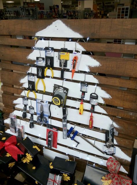 Hardware Store Christmas Display, Homeware Display, Christmas Tools, Decor Natal, Tool Store, Christmas Display, Hardware Store, Window Display, Store Design