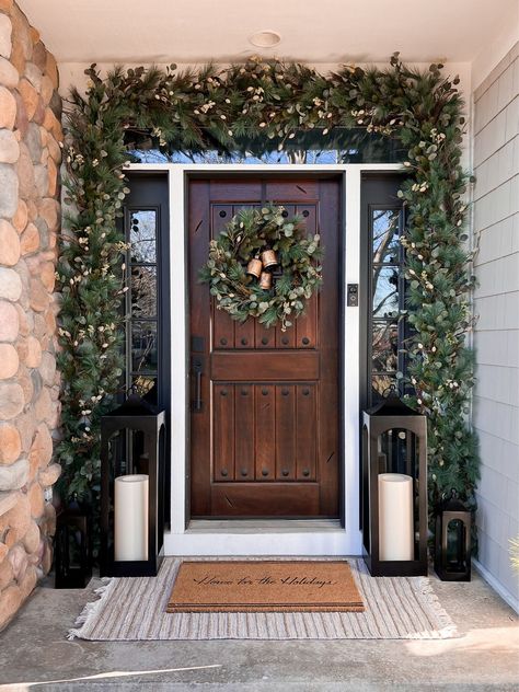 Front Porch With Christmas Tree, Front House Christmas Lights, Christmas Door Apartment, Christmas Deco Outdoor, Christmas Outdoor Door Decor, Holiday Front Door Decor Porch Ideas, Portico Christmas Decorations, Front Porch Garland Christmas, Holiday Front Porch Decor