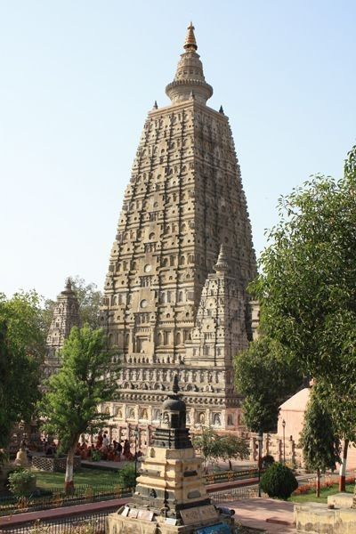 Mahabodhi Temple, Cheap Holidays, India Tourist, Bodh Gaya, Indian Temple Architecture, Chinese Temple, India Travel Guide, Amazing India, Visit India