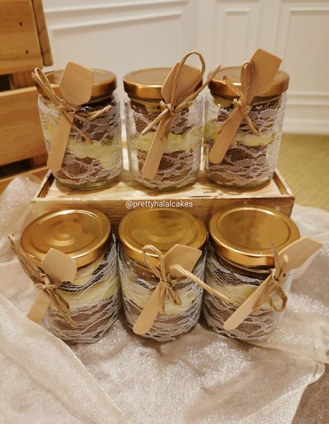 Cake in a jar. Jar Cake Ideas, Biscuits Ideas, Cake Jars, Jars Ideas, Cheesecake In A Jar, Business 101, Cake In A Jar, Baking Business, Sweet Table