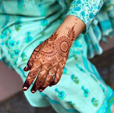 200+ Most Popular Back Hand Mehndi Designs Simple & Easy Back Side Mehndi Design, Side Mehndi Design, Back Side Mehndi, Mehndi Designs Simple, Back Hand Mehndi, Social Art, Latest Mehndi, Henna Tattoos, Hand Mehndi