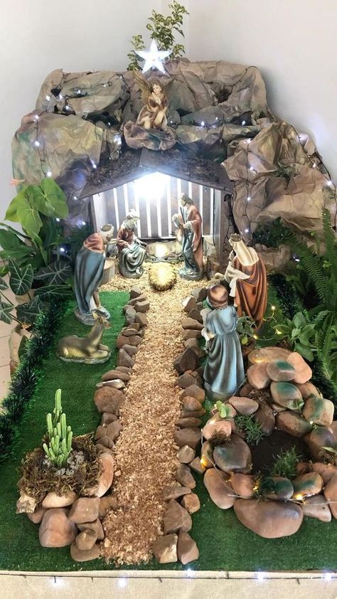 Christmas Nativity Scene Diy, Christmas Crib Ideas, Diy Christmas Village Displays, Christian Christmas Decorations, Church Christmas Decorations, Affordable Christmas Decorations, Diy Christmas Village, Easter Decorations Ideas, Easy Easter Decorations