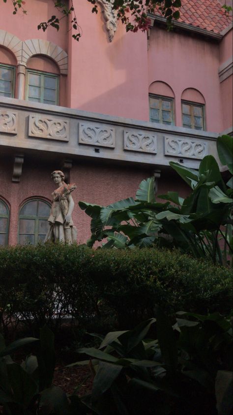 Tower Of Terror Photo Ideas, Tower Of Terror Halloween Decor, Tower Of Terror Aesthetic, Hollywood Bathroom, Haunted Mansion Exterior Disneyland, Hollywood House, Hollywood Tower Of Terror, Historical Recipes, Hollywood Tower Hotel