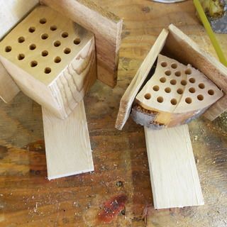 Make your own little Bee Houses Mason Bee House, Bee Houses, Bee Hotel, Mason Bees, Insect Hotel, Carpenter Bee, Bug Hotel, Bee House, Bee Farm