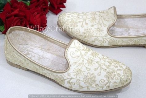 Sherwani Shoes Men, Punjabi Jutti Wedding, Sherwani Shoes, Punjabi Juti, Traditional Jutti, Indian Wedding Clothes For Men, Groom Fashion, Wedding Dresses Men Indian, Men's Business Outfits