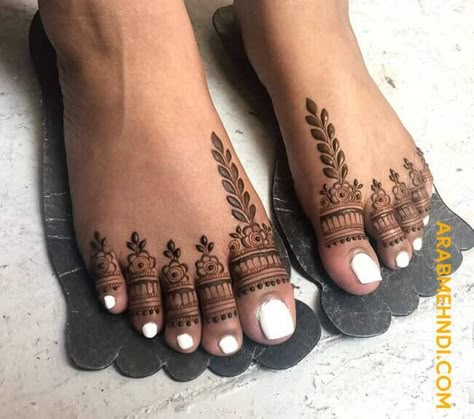 50 Georgia Mehndi Design (Henna Design) - April 2020 Leg Fingers Mehndi Design, Legs Finger Mehndi Design, Easy Leg Mehendi Designs For Beginners, Henna For Legs Design Simple, Henna Design For Foot, Simple Henna Leg Designs, Mehedi Degins For Foot, Aesthetic Foot Mehndi Designs, Mehndi Legs Design Simple