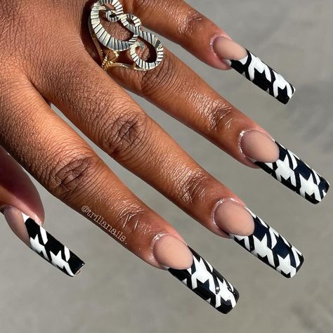 Trilla Nails ⚡️ on Instagram: “Houndstooth French 🤍🖤 • All Hand painted @from_the_nail_korea @zillabeau 51 & 52 3.5 hours • #zillabeau #zillabeaumuze #gen1muze #fgel…” Houndstooth Nails, Nail Korea, Black French Manicure, Classic Nail Designs, Plaid Nail Designs, Black French Nails, Acrylic Nail Ideas, Black Manicure, Black Acrylic Nails