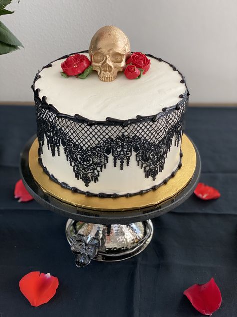 Red Velvet Halloween, Spooky Cakes, 30th Birthday Cake For Women, Gothic Birthday Cakes, 40th Birthday Cake For Women, 50th Birthday Cake For Women, Gothic Birthday, Halloween Projector, 1920s Halloween