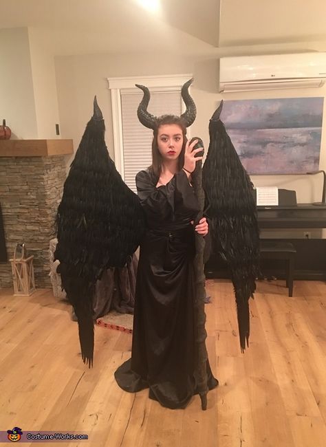 Todd: My 14 year old daughter Alyssa has been working on this costume for a few months. She got the idea from the new maleficent movie. She made everything from scratch... Maleficent Outfit, Homemade Witch Costume, Maleficent Costume Diy, Maleficent Costume Kids, Mad Hatter Costume Kids, Peter Pan Costume Kids, Maleficent Halloween Costume, Maleficent Halloween