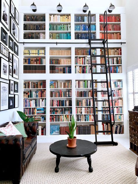 Photos of Organized Bookshelves That Will Make You Want to Read Lots Of Books, Home Library Rooms, Bookshelf Inspiration, Bookshelf Organization, Home Library Design, Home Libraries, Library Design, Home Library, Book Shelf