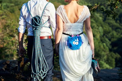 Granola Wedding, Climber Wedding, Rock Climbing Wedding, Climbing Wedding, Rock Climbing Photography, Cliff Wedding, Climbing Workout, Outdoor Girls, Diy Birthday Gifts For Friends