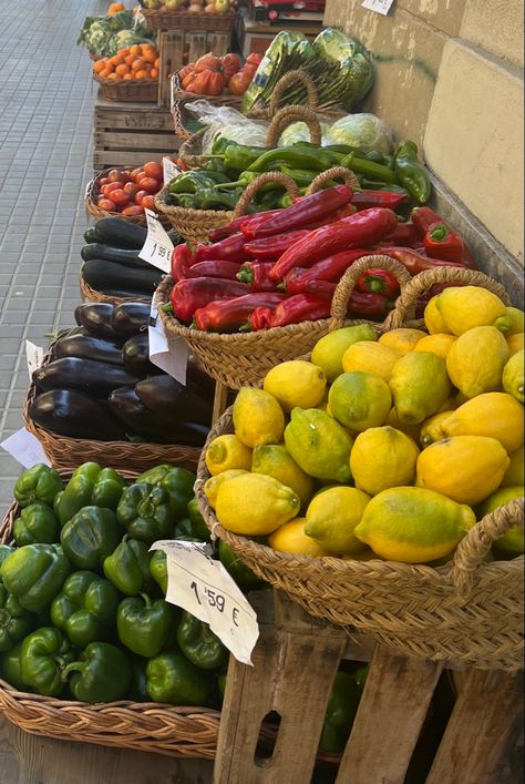 Fruit market in Barcelona, Spain #barcelona #fruit #fruitmarket Folio Ideas, Rustic Food, Art Folio, Barcelona Food, Holiday Pics, Fruit Market, Spain Barcelona, Food Display, Holiday Pictures