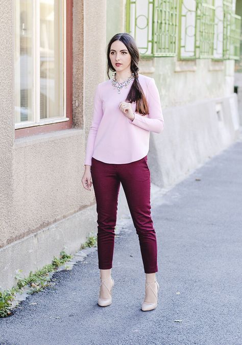 Burgundy Shorts Outfit, Bordo Outfit, Outfit Pantalon Vino, Burgundy Pants Outfit, Maroon Pants, Modest Casual Outfits, Pink And Burgundy, Burgundy Pants, Fall Fashion Trends Women