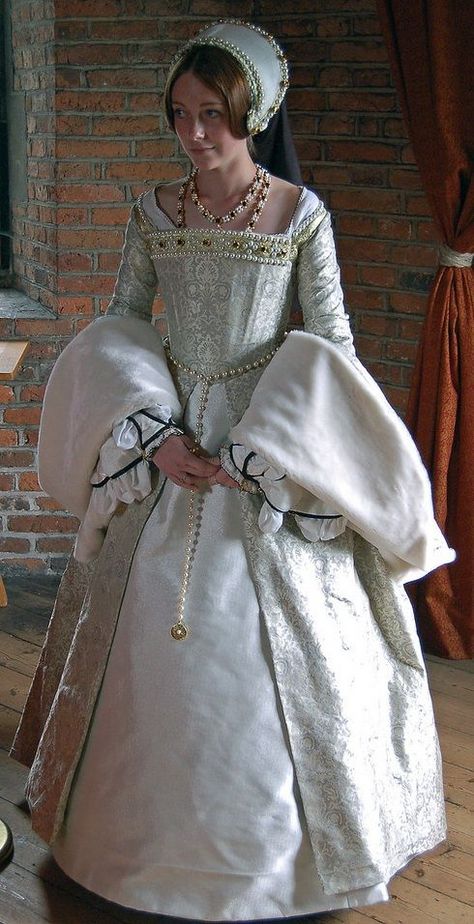 White Tudor gown 1500s Fashion, Catherine Howard, 16th Century Fashion, Tudor Dress, Tudor Fashion, Tudor Costumes, Fest Outfits, White Gown, Old Dresses