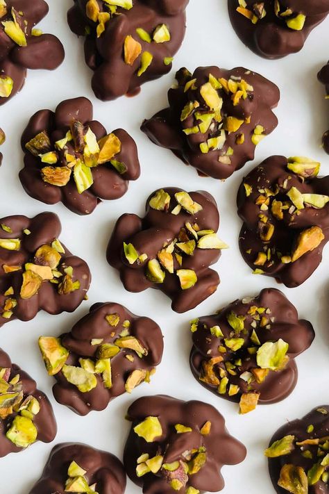 Chocolate Covered Pistachios Pistachio Bark, Chocolate Peanut Clusters, Chocolate Clusters, Raw Pistachios, Pistachio Recipes, Chocolate Pistachio, Dessert Alternatives, Healthy Vegan Desserts, Healthy Sweets Recipes