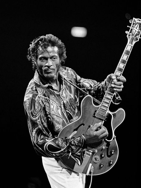 Berry Wallpaper, Cadillac Records, Famous Guitarists, Blues Musicians, Chuck Berry, Music Pictures, Rock N Roll Music, Guitar Hero, Keith Richards