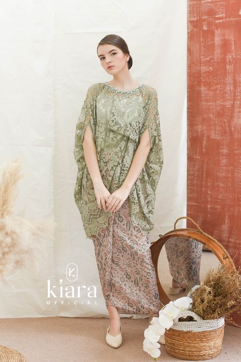 Kebaya Lace Modern, Batik Dress Elegant Modern, Modern Lace Dress, Lace Kebaya, Model Dress Kebaya, Dress Brokat Modern, Kebaya Lace, Batik Dress Modern, Kebaya Modern Dress