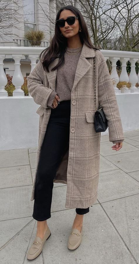 Taupe Coat Outfit, Coat Outfit, Jacket Outfit, Winter Fits, Coat Outfits, Fashion Pictures, Jacket Outfits, Fashion Inspo Outfits, Chic Style