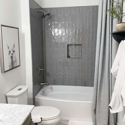 30 Small Farmhouse Bathroom Décor Ideas for a Gorgeous Home Bathtub Tile Ideas, Grey Shower Curtains, White Clawfoot Tub, Bathtub Tile Surround, Black Clawfoot Tub, Small Farmhouse Bathroom, Tranquil Bathroom, Luxurious Bathtubs, Wood Bathtub