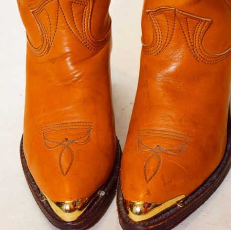 1970s authentic vintage chestnut brown leather classic cowboy boots with stacked heel and gold detail women's US size 7 Cool Cowboy Boots, Classic Cowboy Boots, Classic Cowboy, Cowboy Baby, Von Dutch, Baby Cowboy, Leather Cowboy Boots, Chestnut Brown, Vintage Boots