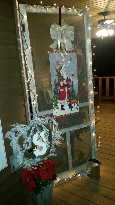 Re-purposed an old screen door and made a cute front porch Christmas display! Old Screen Door Ideas, Cute Front Porch, Vintage Screen Doors, Old Screen Doors, Farm Door, Screen Doors, Front Porch Christmas, Porch Christmas, Happy Winter