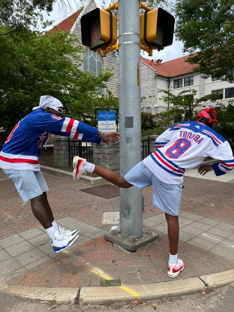 Levi Jorts Outfits, Vintage Jersey Outfit Men, Baggy Jean Shorts Outfit Men, Hockey Jersey Outfit Mens Streetwear, Hockey Jersey Streetwear, Bandana Fits Men, Jorts Mens Outfits Streetwear, Duo Fit Pics, Rangers Jersey Outfit