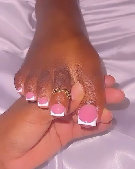 French Tip Nails Toes Simple, Gel Pedicure French Tip Toes, French Pedicure With Pink Base, French Tips Toenails, Toe Nail Colors French Tip, Pink Acrylic Toes French Tip, French Tio Pedi, Pink And White Pedicure Toenails, Pink White French Tip Toes