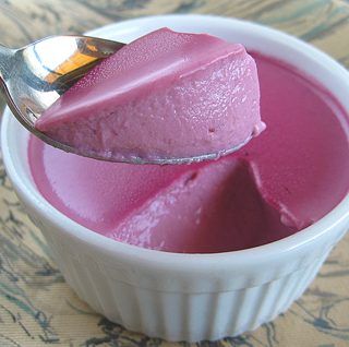 Blackberry Panna Cotta Recipe - How to Make Blackberry Panna Cotta Ramekin Recipe, Gelatin Recipes, Panna Cotta Recipe, Blackberry Recipes, Foraging Recipes, Food Hunter, Homemade Syrup, Pretty Dessert, Berries Recipes