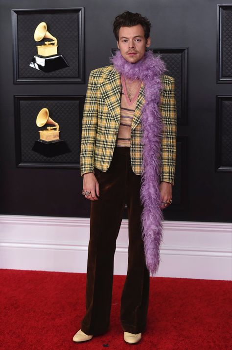 #harrystyles #grammy2021 Harry Outfits, Harry Styles Outfit, Harry Styles Concert, Harry Styles Photos, On The Red Carpet, Harry Edward Styles, Edward Styles, Grammy Awards, Costume Halloween