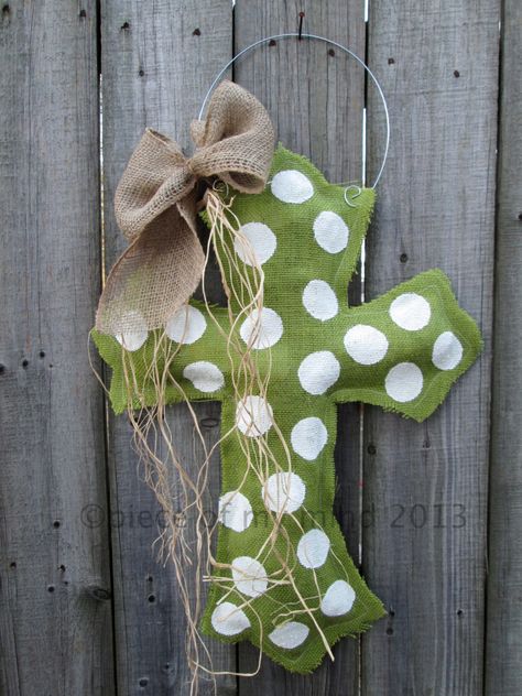 Door Hangers Painted, Burlap Door Hangings, Christmas Door Hangers, Painted Burlap, Burlap Cross, Burlap Ideas, Apple Christmas, Burlap Door Hanger, Burlap Door Hangers