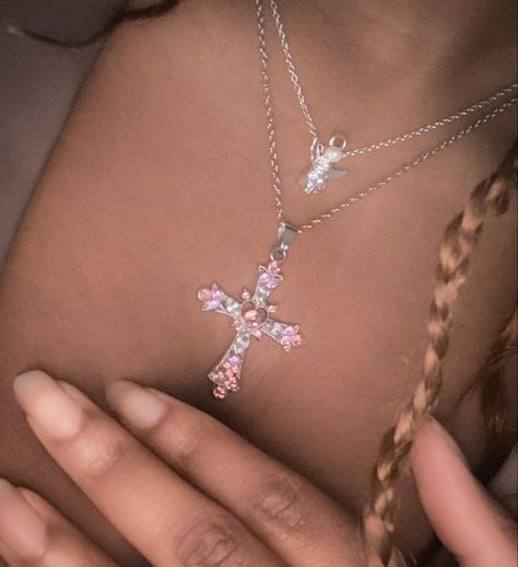 Necklace Rose Quartz Cross Necklace, Cross Necklace Pink, Parisian Style Black, Cross Pfp, Cross Necklace Aesthetic, Pink Cross Necklace, Big Cross Necklace, Summer 2022 Outfits, Pretty Cross