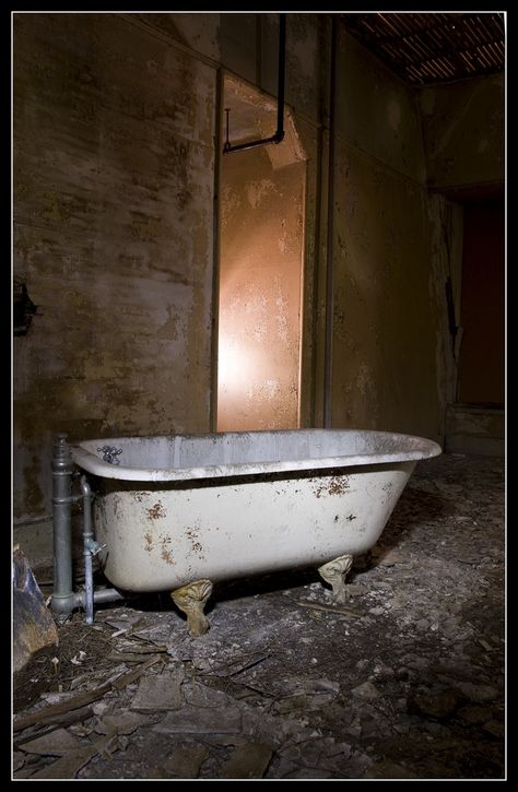 Old Bath Tub Ideas, Bathtub Aesthetic Dark, Abandoned Bathtub, Victorian Bathtub, Bathtub Vintage, Bathtub Aesthetic, Bathtub Photography, Old Bathtub, 1940 Style