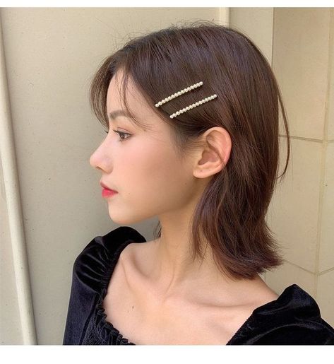 (paid link) Amongst all the other forms of accessories for women, the Hair Jewelry are the ones that hold the most importance for sure. Snap Clips Hairstyles, Short Hair Accessories, Pearl Hair Pin, Minimal Hair, Jewelry Korean, Vintage Hair Clips, Pin Hair, Vintage Hair Accessories, Clip Hairstyles