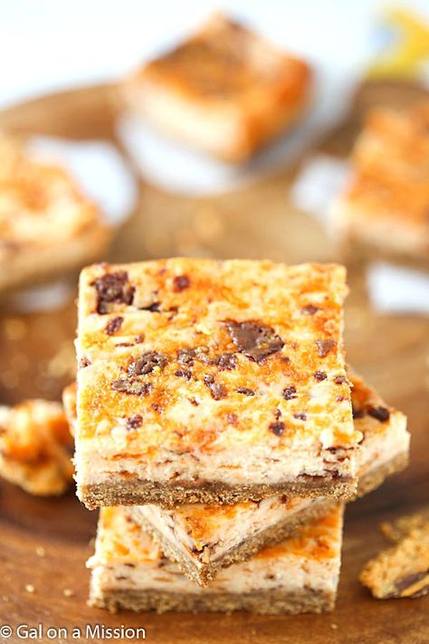 Butterfinger Cheesecake Bars Recipe - If you love butterfinger pie, you are going to love these! Everyone loves an incredible cheesecake recipes, even cheesecake bar recipes! Crunchy crust, then layered with an outrageous, creamy cheesecake layer! Butterfinger Recipes, Butter Finger Dessert, Butterfinger Cheesecake, Oreo Cheesecake Bars, Cheesecake Mix, Biscuit Sandwich, Chocolate Balls, Cheesecake Bar Recipes, Cracker Crust