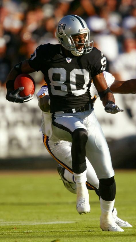 Raiders Players, Raiders Wallpaper, Oakland Raiders Football, Nfl Football Pictures, Nfl Raiders, Jerry Rice, Raiders Football, Raider Nation, Sports Pictures