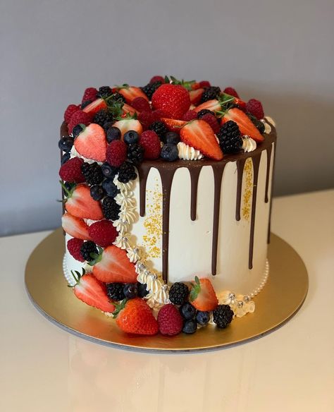 Cake Decorated With Fruit, Fruit Birthday Cake, Fruit Cake Design, Fresh Fruit Cake, Chocolate Drip Cake, Fruit Birthday, Elegant Birthday Cakes, Fruitcake Recipes, Chocolate Cake Decoration