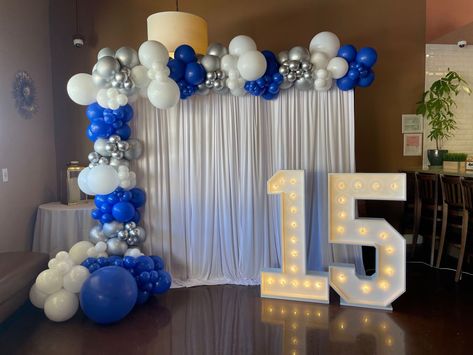 Blue Birthday Themes, Quince Decorations Ideas, Royal Blue Centerpieces, Blue Quinceanera Theme, 15th Birthday Decorations, Homecoming Decorations, Royal Blue Quinceanera, Blue Sweet 16, Sweet 15 Party Ideas Quinceanera