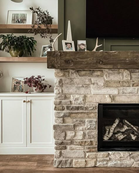 Fireplaces Makeover Modern, House Fireplace, Stone Fireplace Wall, Eldorado Stone, Earthy Living Room, Cabin Interior Design, Fireplace Shelves, Basement Reno, Living Tv