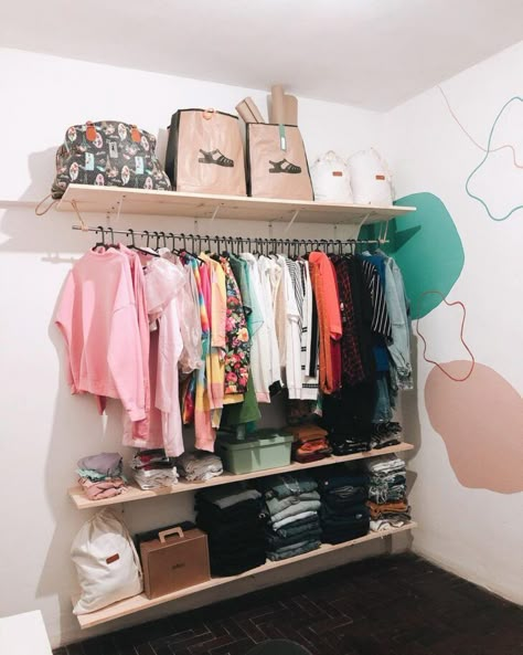 A arara de roupas para quarto dfuncionalidade e estilo de diversas formasPor issoveja 65 formas de usá-la na sua casa Ideas De Closets, Tiffany Room, Diy Dressing, No Closet Solutions, Simple Closet, Closet Decor, Dekorasi Kamar Tidur, Simple Room, Bedroom Decor Design