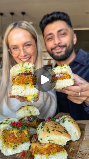 elly smart | comforting vegan recipes on Instagram: "Cheesy pav bhaji sliders using @applewood_cheese vegan cheeze 😮‍💨 ad Switch up your usual festive appetisers by adding in these buttery spiced beauties, made even better with #Applewood Vegan smoky cheese instead of regular degular cheddar… Recipe here Ingredients (makes 12 slider rolls) 4 potatoes, peeled and roughly chopped, boiled until soft 1 tsp red chilli flakes 1 tsp cumin seeds 1 tsp garam masala 1 tsp turmeric powder 2 tsp pau bhaji masala 2 inches ginger, grated 1 large diced onion 3 diced tomatoes Salt to taste To serve 12 slider rolls 150g @applewood_cheese vegan, grated 1/8 tsp chaat masala Handful red onion, chopped 1/2 a lemon 4 tbsp coriander, chopped 4 tbsp vegan butter, melted 1. Begin by melting the butter Pau Bhaji Recipe, Pav Bhaji Sliders, Veg Sliders, Slider Rolls, Bhaji Recipe, Pav Bhaji, Festive Appetizers, Chaat Masala, Cheez It