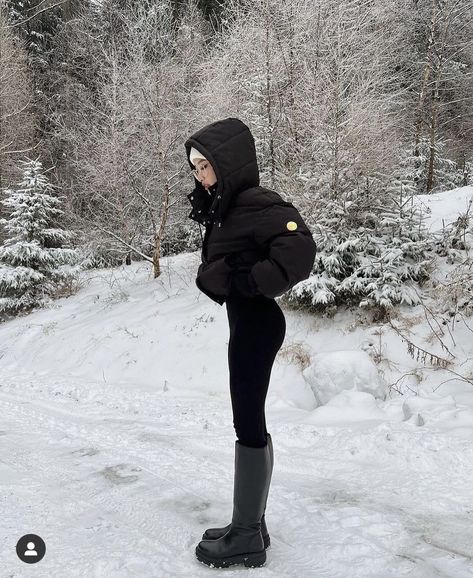 Winter Padding Outfit, I’ve Skating Outfit Winter, Snowy Outfits, Snow Fashion Photography, Snow Outfit Ideas, Women Snowboarding Outfits, Snow Boots Outfit, Snow Outfits For Women, Women Snowboarding