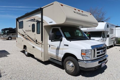 2018 Winnebago RV Minnie Winnie 22R for Sale in Fort Worth, TX 76140 | A90205 | RVUSA.com Classifieds Winnebago Minnie, Bedroom Shades, Fiberglass Door, Fresh Water Tank, Bunk House, Rvs For Sale, Propane Tank, Types Of Doors, Bucket Seats