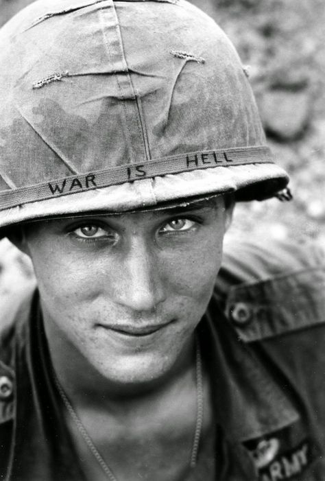 The Story Behind the Iconic Photo of a Soldier Wearing a Hand-Lettered “War is Hell” Slogan on His Helmet during the Vietnam War in 1965 - Rare Historical Photos Air Jordan 1 Outfit Women, Powerful Pictures, Rare Historical Photos, Unknown Soldier, Christopher Robin, Military Photos, History Photos, Nikola Tesla, American Soldiers