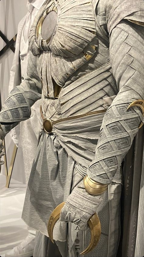 Moon Night Costume, Moon Knight Costume Diy, Moon Knight Female, Moon Knight Outfit, Illyrian Leathers, Knight Reference, Heroes And Villains Costumes, Moon Knight Cosplay, Knight Cosplay