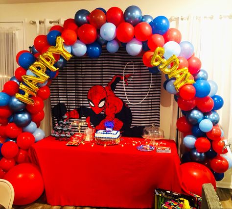 Man Balloon Garland, Spiderman Circle, Spider Man And Friends, Spiderman Theme Party, Table Arch, Spiderman Birthday Party Decorations, Arch Balloon, Spiderman Theme, Circle Garland