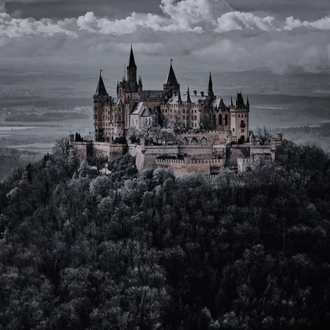 Royal Academia Aesthetic, House In The Clouds, Castle Exterior, Dekorasi Halloween, Day Name, Medieval Aesthetic, Fairytale Aesthetic, Dark Castle, Castle Aesthetic