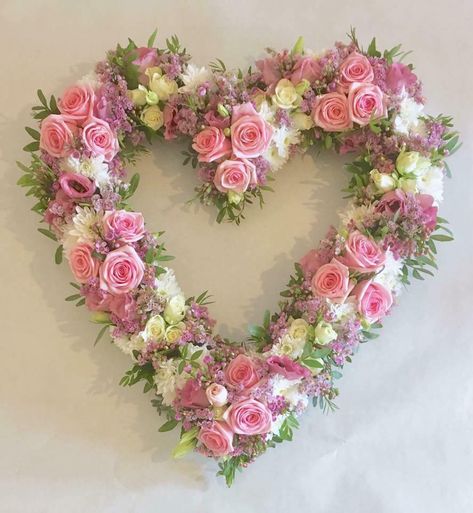 Heart Shaped Wreaths, Spring Door Wreaths, Flower Arrangements Simple, Spring Wreaths, Wreath Decoration, Flower Spray, Spring Door, Cute Heart, Flowers Pink