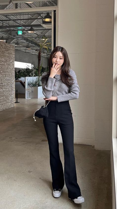 Korean Work Style, Intern Outfit College, Kpop Casual Outfits, Cutbray Style, Outfit Casual Korea, Korean Outfit Ideas, Boss Lady Outfit, Casual Denim Outfits, Collage Outfits